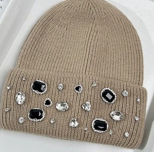 Vente en gros d'usine, bonnets d'hiver en acrylique à revers ornés de strass brillants, bonnets de luxe en strass brillants pour femmes - Product Image 6