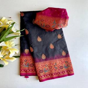 Sari de Seda Paithani de Lujo VASTRA COTTAGE con Tejidos Zari, Borde Meenakari de Pavo Real, Pallu en Contraste y Borlas de Diseñador - Product Image 2