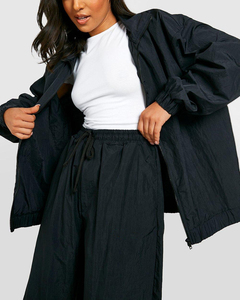 Chándal de mujer ligero con logotipo personalizado OEM/ODM conjunto de pantalones de chándal y Sudadera con capucha extragrande y Cremallera de nailon de 2 piezas - Product Image 6