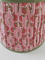 Abat-jour plissé en coton artisanal, style européen moderne industriel, ferme traditionnelle, élégant, rose pâle, motif bohème