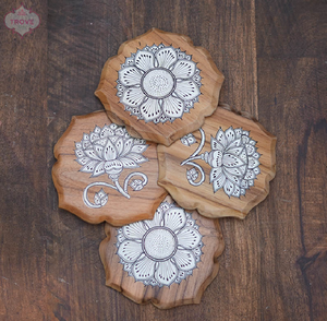 Posavasos de madera con bordes vieiras con intrincados diseños florales pintados a mano de estilo Mandala sobre la Veta de madera natural - Product Image 1