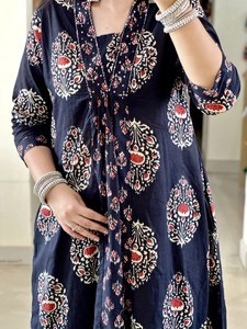 Nuevo conjunto festivo de pantalón Anarkali Kurta de algodón bellamente trabajado a mano con Malmal Dupatta para fiestas - Product Image 4