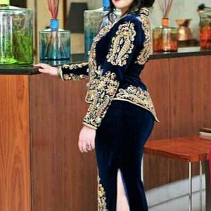 NUEVO DESLIZANTE ZARI PESADO BORDADO EN CHAQUETA Y VESTIDO KARAKOU CON CUENTAS DE CRISTAL EMBELLECEDADAS, PIEDRA, PERLAS, TRABAJO DE DABKA @ 2024 - Product Image 1