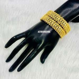 Bracelets de mode en forme de fleur plaqués or classique pour femmes de nouveau design - Product Image 1