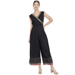 ชุดจั๊มสูทผ้าเรยอนสำหรับผู้หญิงพิมพ์ลายดอกไม้ผ้าเรยอนสีดำทรงหลวมเอวสูงชุดเดรสชายหาดฤดูร้อนแบบสั่งตัดตามแบบได้ - Product Image 1