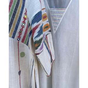 ชุดเดรสสไตล์โบฮีเมียนหรูหรา ผ้าแจมดานี อิคัต ผ้าฝ้ายคาลาสีขาว ระบายอากาศได้ดี เป็นมิตรต่อสิ่งแวดล้อม ตกแต่งด้วยงานถักโครเชต์ พร้อมดีเทลผ้าจับเดรป สไตล์ลำลอง ODM - Product Image 3