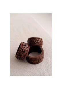 Ronds de serviette en bois de style vintage pour les thèmes de décoration traditionnels et les aménagements de salle à manger d'inspiration antique avec du bois aux tons chauds - Product Image 4