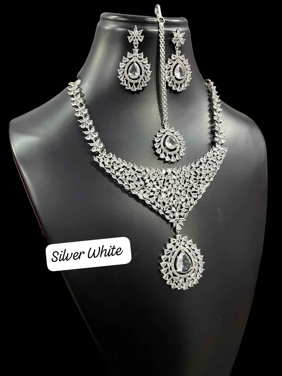 สีขาวเงิน