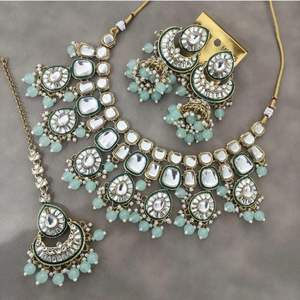 Conjunto de collar tradicional Kundan con pendientes y Maang Tikka para mujer, conjunto de joyería nupcial India para uso festivo y étnico - Product Image 2