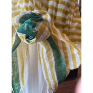 Robe en mousseline de soie RASA 129 coupe A avec taille empire et manches à bretelles spaghetti - Product Image 2