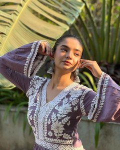 Costume spécial d'été d'Anushka Sen's pour femmes élégant et adapté à l'âge pour les occasions spéciales - Product Image 2