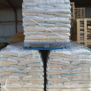 Pellets de madera DIN PLUS / -A1 para sistema de calefacción, biomasa, 15 kg, bolsas de plástico, venta al por mayor en Europa, ceniza 0.5%, humedad 0.5% - Product Image 1
