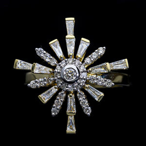 Bague Starburst en or jaune 14 carats avec diamant naturel et baguette effilée et diamants ronds dans un design Sunburst à lunette rayonnante - Product Image 4