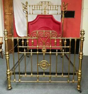 Estructura de Cama Tradicional de Latón, Elaborada con Habilidad Artesanal para un Aspecto Sofisticado en el Dormitorio - Product Image 5