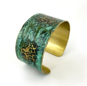 Brazalete de festival de latón en relieve de inspiración africana, joyería de moda de trabajo de Metal ancho para personas conscientes de la moda - Product Image 5