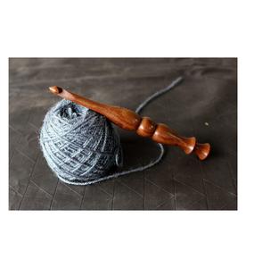 Crochet ergonomique en bois de 7 pouces avec aiguille à tricoter à poignée souple pour fil artisanal Aiguille à crochet de 5mm - Product Image 1