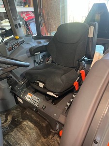 Tracteur à roues KUBOTA MX5400 4x4 facile à utiliser avec cabine fermée, accessoires inclus, godet 4-en-1, attelage 3 points - Product Image 2