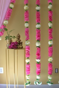 พวงมาลัยตกแต่งงานปาร์ตี้สีขาวชมพูยาว4.5ฟุตฉากหลังงานแต่งงานหรือภาพถ่ายสำหรับตกแต่งธีมอินเดียหรืออเมริกันในโอกาส! - Product Image 2