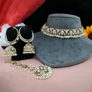 Collier de beauté intemporelle serti de pierres de la meilleure qualité Maang Tikka et de perles minimales accessoire à la mode - Product Image 1