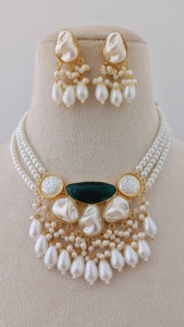 Collier de perles rajnigandha élégance personnalisable serti de disques d'or texturés et de glands de perles pour les mariages - Product Image 4