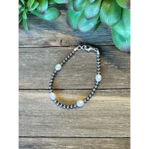 สร้อยข้อมือประดับมุกน้ำจืดและลูกปัดเงินสเตอร์ลิงแบบนาวาโฮ - Product Image 4