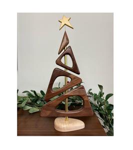 Nouveau centre de table de Noël en bois au design avec des branches à feuilles persistantes de pommes de pin rustiques et des accents d'hiver fabriqués à la main - Product Image 1