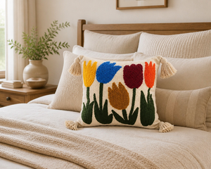 Coussin décoratif brodé en coton fait main, garnissage 100% coton, motif fleur de tulipe multicolore, amovible et lavable pour canapé et lit - Product Image 2
