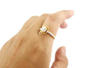 แหวนหมั้นเงินแท้ 925 ประดับเพชรคิวบิกเซอร์โคเนีย รูปทรงดอกไม้ ชุบทอง 18k - Product Image 5