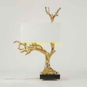 โคมไฟตั้งโต๊ะรูปต้นไม้สีทองแบบพรีเมี่ยมพร้อมเฉดสีผ้าสี่เหลี่ยมไฟตกแต่งดีไซน์ใหม่สำหรับห้องนั่งเล่นโรงแรมห้องนอน - Product Image 1