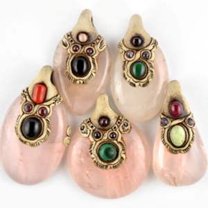 Collar con colgante de cuarzo rosa de arcilla polimérica étnico hecho a mano de diseñador, joyería de boda Unisex, cabujón de cristal curativo, rosa - Product Image 1