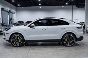 Porsche Cayenne E-Hybrid Coupé d'occasion 2023, blanc, 5 places, phares LED, toit ouvrant panoramique, intérieur en cuir, pneus R21 - Product Image 5