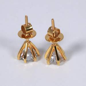 Boucle d'oreille solitaire en diamant avec clarté VVS en diamants de laboratoire de 14 carats - Product Image 4