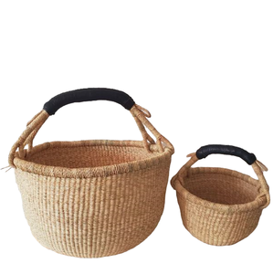 Juego de 2 Cestas de Ratán Marrón de Diferentes Tamaños con Acabado Natural, Perfectas para Almacenamiento de Alimentos y Accesorios para el Hogar, con Asa Negra - Product Image 1