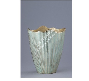 Vases en métal de qualité pour arrangements floraux professionnels avec un grand vase à fleurs en métal de forme et de taille personnalisées fini vert - Product Image 1