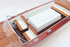 Modèle de bateau de vacances Chris Craft fabriqué à la main | Cadeau unique pour les amoureux de la mer et les occasions spéciales - Product Image 3