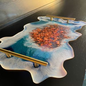 Plato de resina brillante elegante patrón artístico hecho a mano perfecto para mejorar el espacio de comedor sala de estar o con fines de regalo - Product Image 1