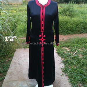 Caftán negro con bordado rojo decente para mujeres musulmanas en Oriente Medio - Product Image 1