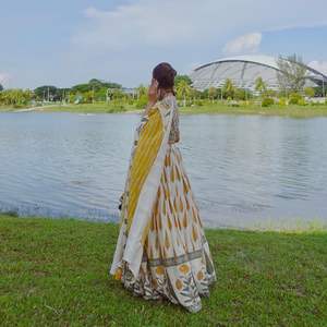 ชุดเจ้าสาวใหม่ออกแบบผ้าไหมหนักเนยด้วยการพิมพ์ดิจิตอลและกระจกจริงทำงานแต่งงานสวม Lehngha Choli - Product Image 2