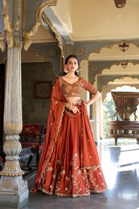 Collection de Lehenga classique en forme de A, en soie Rangoli, avec des paillettes et des broderies au fil, imprimé floral, taille naturelle, robe longue jusqu'au sol - Product Image 4