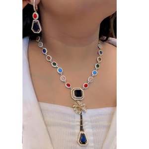 Ensemble de collier de créateur Doublet de qualité supérieure chic avec boucles d'oreilles pour femmes et filles pour vêtements de fête - Product Image 1
