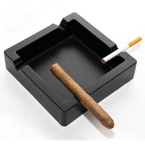 Cendrier carré moderne et contemporain en résine, fait main, design élégant, sans fumée, avec couleur et taille personnalisables pour la maison et la restauration - Product Image 3