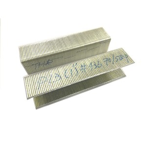 APLUS P-25-10000 Iron <b>Staple</b> 26.5mm Crown 1.4x1.6mm Smooth Shank 25mm Length 10000pcs/box - Product Image 2