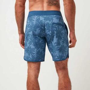 Short de bain léger pour homme avec logo de marque personnalisé Short de bain de plage doux et relaxant à imprimé de motifs à séchage rapide et extensible dans les 4 sens - Product Image 3