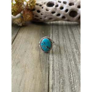 Anillo de Plata de Ley con Turquesa Kingman Hecho a Mano por los Navajo, con Engaste de Oro Rosa, Talla 7.25, Regalo, Marca Privada Licenciada 'IS' - Product Image 1