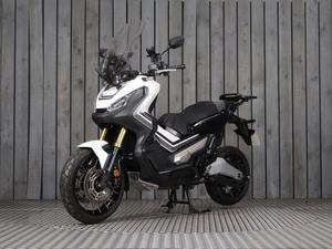 Motocicleta Todoterreno Honda Forza 750 de Alto Rendimiento, Motor de 4 Tiempos, 8 Válvulas, SOHC, Bicilíndrico en Paralelo, Refrigeración Líquida - Product Image 2