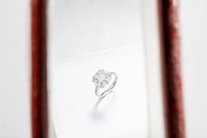 PT900 Vintage Classy Lab Grown Diamond Ring Joyería fina - Product Image 4