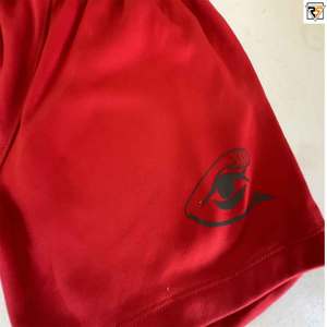 Short en polyester court pour hommes femmes logo réfléchissant personnalisé imprimé tissu tricoté en mélange de polyester de coton de couleur rouge - Product Image 4