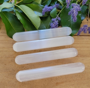 ไม้นวด Selenite มีด้านตรงและปลายกลมขัดไม้กายสิทธิ์ถูกออกแบบมาเพื่อใช้กับการนวดบำบัด - Product Image 3