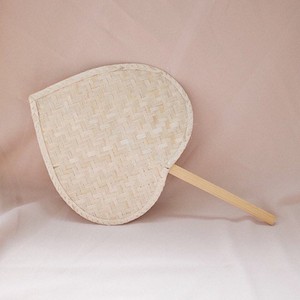 Ventilador de mano de madera de bambú, ventilador de mano en forma de corazón más vendido para regalos de boda y decoración del hogar - Product Image 4