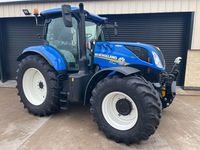 Neuer New Holland T7.210 Traktor mit Lader und landwirtschaftlichen Geräten